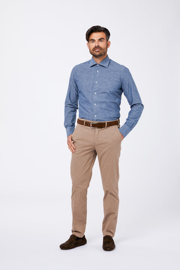 Chemise en chambray de coton unie bleu clair à col italien