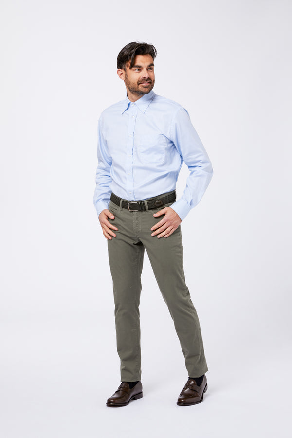 Chemise bleu clair à revers anglais et col boutonné